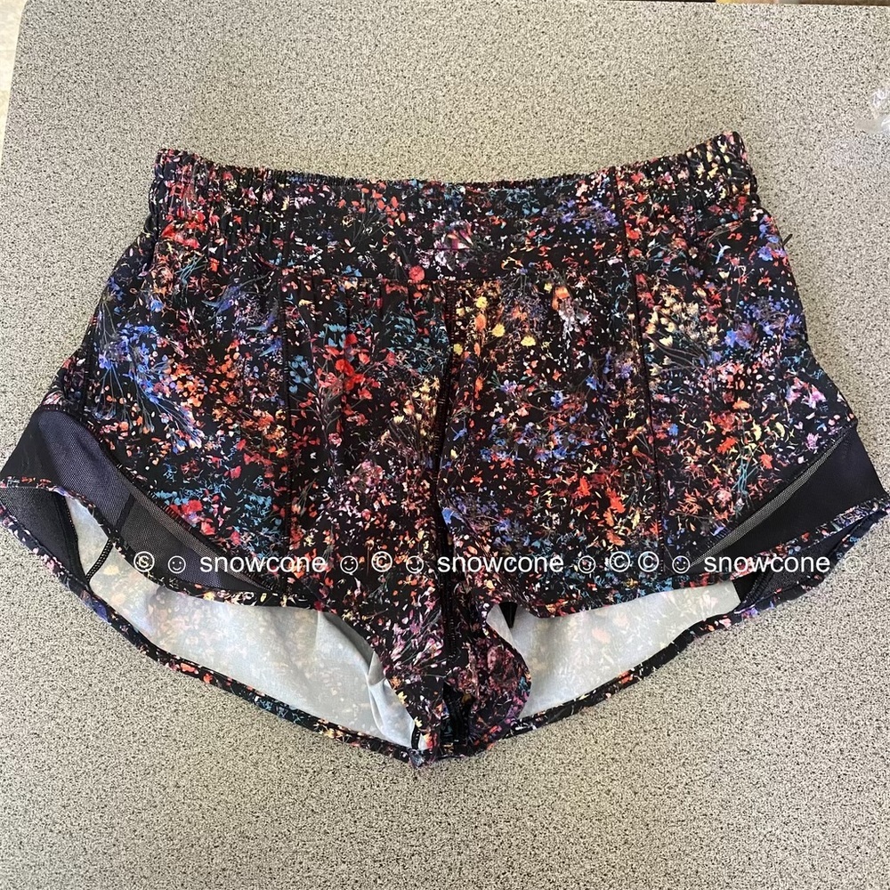 Lululemon Hotty Hot Short 2.5"
Flowerescent Multi / Black